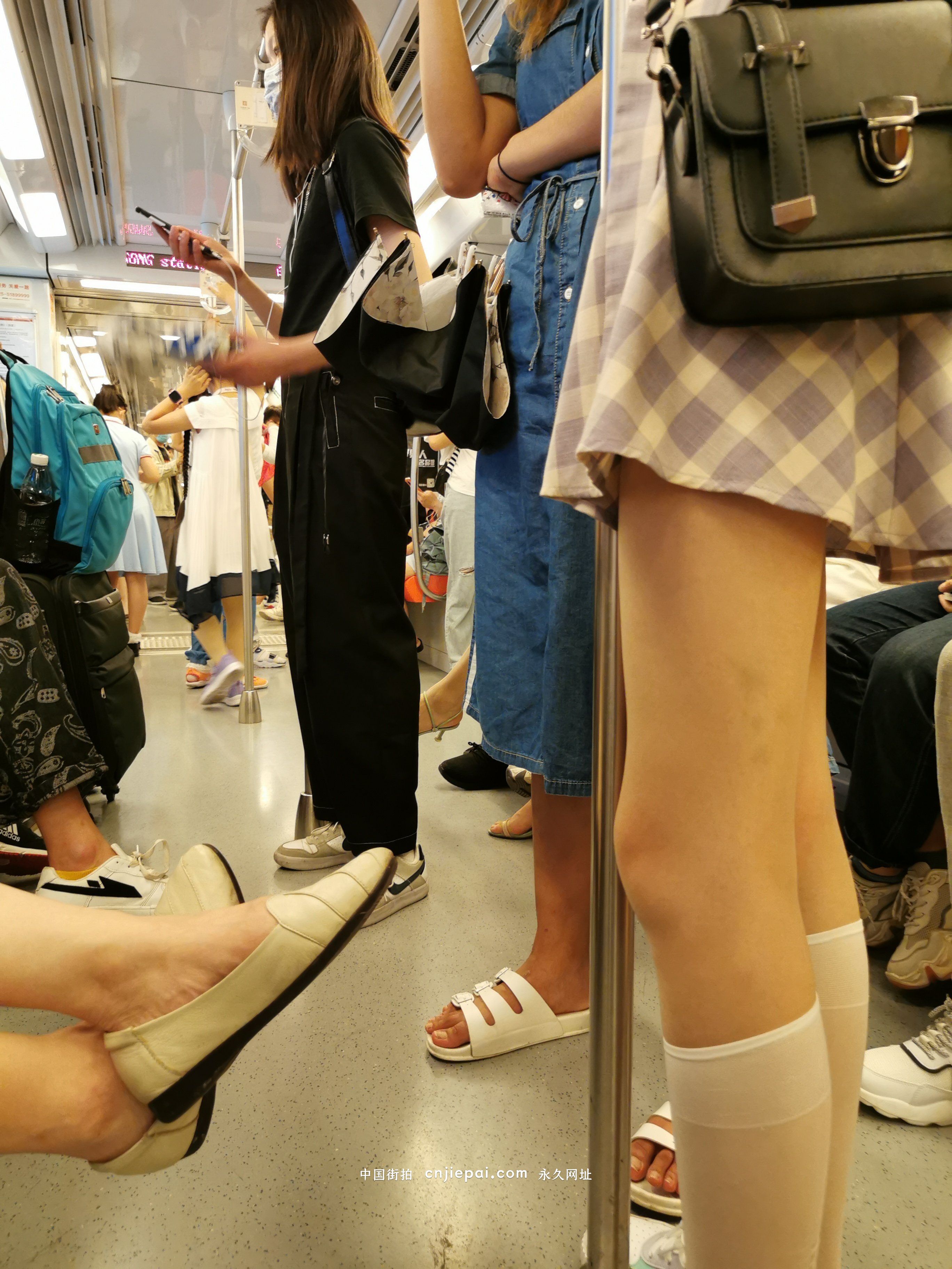 地铁街拍时尚的豹纹小短裙_中国街拍-真实街拍第一站
